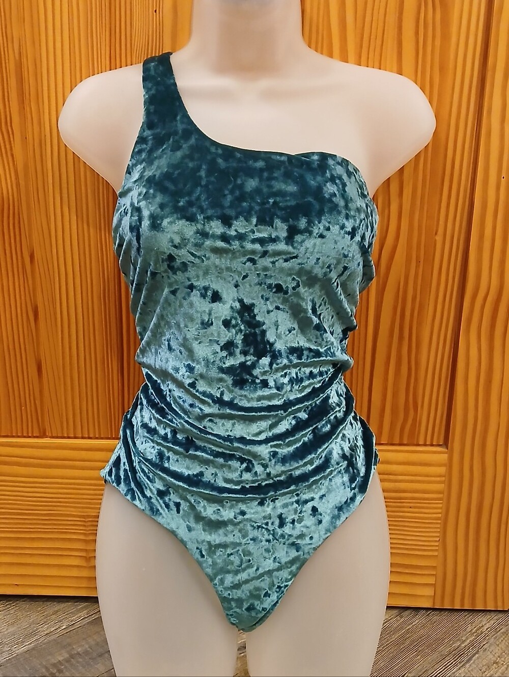 One-Shoulder Velvet Bodysuit in Emerald Green